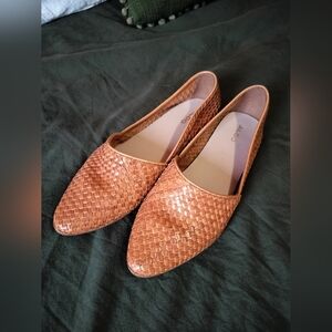 Also woven leather shoes